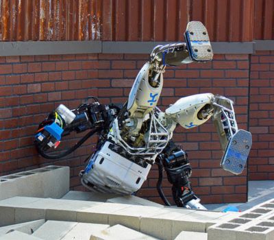Vim li cas Humanoid Robots pheej poob thaum tib neeg tsis tshua ua?
