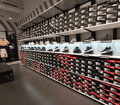 Kev Hloov Cov Khoom Muag Khoom Muag Khoom Muag: Hom nyiam Adidas, Clarks, Anchers, Anta, Fila, As...